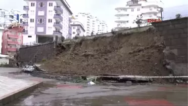 Istinat Duvarı Araçların Üzerine Devrildi