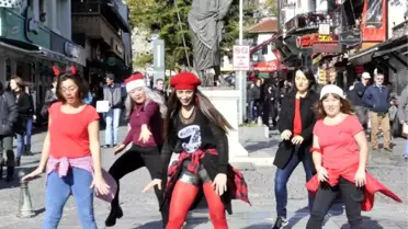 Zumba Dansıyla 'Savaşa Hayır' Dediler