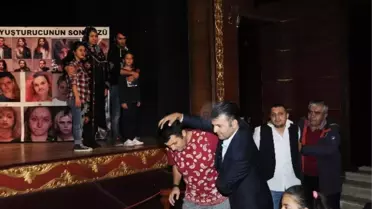 Kent Tiyatrosu 2016'yı Çiçekler Solmasın'la Uğurladı