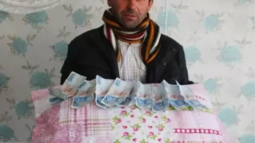 Yastıkta Bulduğu Bin Lirayı Kaymakama Teslim Etti