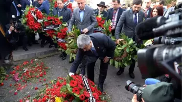 CHP Heyeti Reina Katliamında Hayatını Kaybedenler İçin Dua Etti, Çelenk Bıraktı