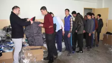 Başkale Kaymakamlığı 2 Bin Öğrenciyi Giydirdi