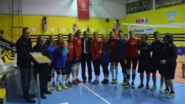 Başkan Karaçoban'dan Bayan Voleybol Takımına Ziyaret