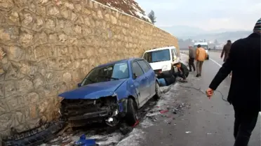 Buzlanan Yolda 10 Araç Kaza Yaptı