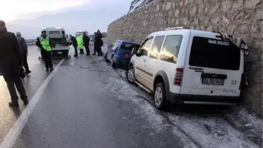 Buzlanan Yolda 10 Araç Kaza Yaptı