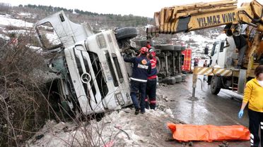 Freni Boşalan Tır Devrildi, Sürücü Öldü
