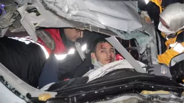 4 Kişi Hurdaya Dönen Araçtan Sağ Çıktı