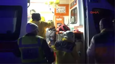 Adana Otomobil, Kamyona Çarptı: 4 Yaralı