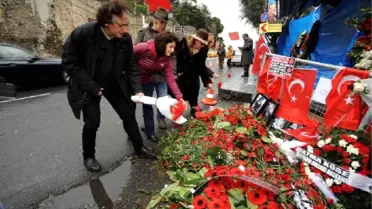Bedri Baykam Ortaköy'de Saldırı Yapılan Reina'ya Geldi