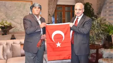 Gürle Sakinlerinden Vali Güvençer'e Türk Bayrağı