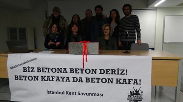 Martı Projesinin Mimari Hakan Kıran'a, 'Beton' Hediyesi
