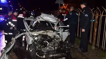 Otomobil, Kamyona Çarptı: 4 Yaralı