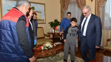 Suriyeli Ali Sevincini Vali Karaloğlu ile Paylaştı