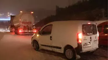 (Ek Görüntülerle) Kar Yağışı Nedeniyle Tem Otoyolu'nda Çok Sayıda Sürücü Mahsur Kaldı 1