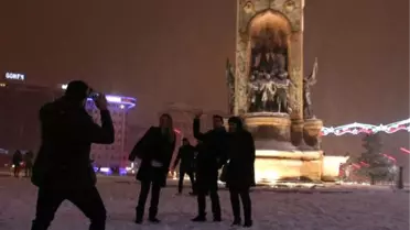 İstanbul'da Kar Yağışı Gece de Etkili Oldu