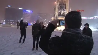 Istanbul'da Kar Yağışı Gece de Etkili Oldu