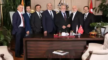 Modoko'dan Fuarda Ziyaretçilerine Zeytin Fidanı
