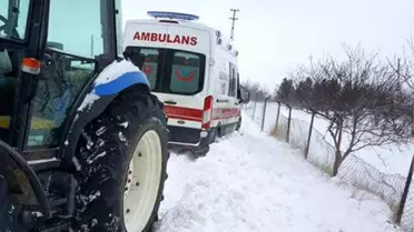 Kara Saplanan Ambulansı Muhtar Traktörüyle Kurtardı