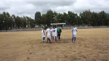 Minik Futbolcular Balçık Sahada Mağdur Oldu