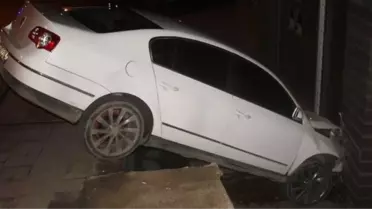 El Freni Çekilmeyen Otomobil Binaya Çarptı: 1 Yaralı