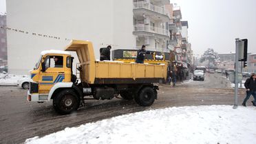 Karabağlar'da kar seferberliği