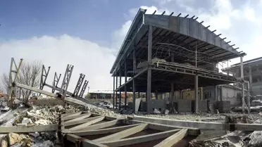Ruhsat Almak İçin Binanın 5 Metresini Kesti