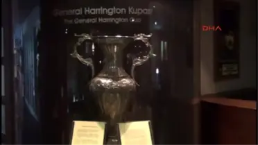 Fenerbahçe Müzesi'ndeki Şampiyonluk Kupalarından Birini Çalmaya Çalışırken Yakalandı