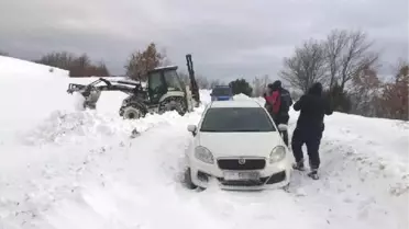 Karla Kaplı Yolda Mahsur Kalan 2 Kişi Kurtarıldı