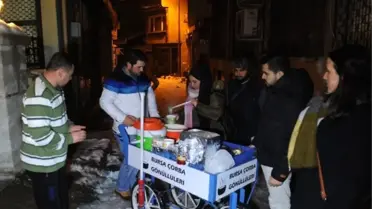 Dondurucu Soğukta Bir Kap Çorba ile Yürekleri Isıtıyorlar