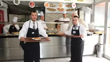 Zihinsel Engelli Öğrenciler Garson Oldu