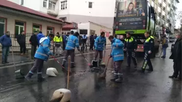 Otobüs Yangının Ardından Yolu Temizlik Görevlileri Temizledi