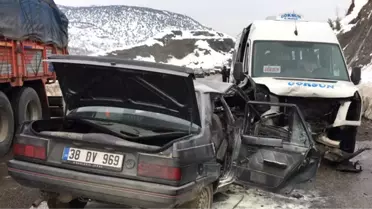 Yolcu Minibüsü ile Otomobil Çarpıştı: 1 Ölü, 6 Yaralı
