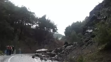 Bergama-Kozak Yolu Heyelan Nedeniyle Kapandı