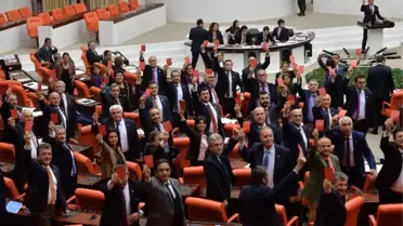 CHP'li Vekillerden Anaya Değişiklik Teklifine Kırmızı Kartlı Protesto