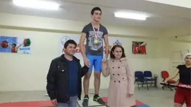 Balıkesir'de Halter Sporunu Burhaniyeli Gençler Temsil Ediyor