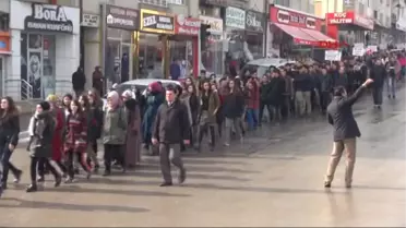 Sivas'ta Öğrenciler 'Demokrasi ve Adalet' Için Yürüdü