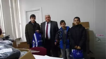 Çardak'ta 350 Öğrenciye Karne Hediyesi Kışlık Elbise Verildi