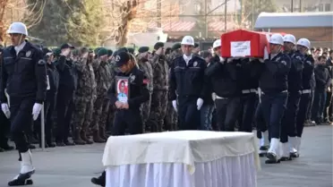 Şehit Eşinin Fotoğrafını Taşıdı