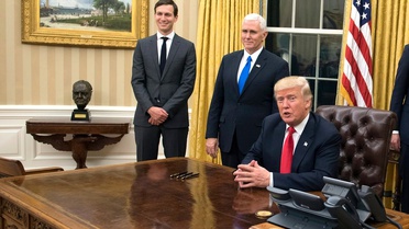 Obama'nın Kaldırdığı Büstü, Trump Yeniden Ofise Taşıdı