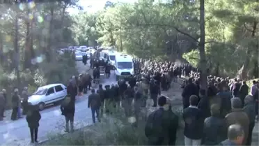 Trafik Kazasında Hayatını Kaybeden Aynı Aileden 5 Kişi Yan Yana Toprağa Verildi