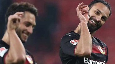Hakan Çalhanoğlu ve Ömer Toprak, Golden Sonra Nusret'in Taklidini Yaptı