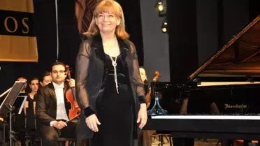 İdil Biret'ten Öğrencilere Piyano Dersi