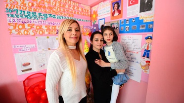 Minik Sıla'nın Yüzü 'Öğretmen Sevgisiyle' Güldü