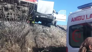 Yük Treni, Otomobil ile Çarpıştı: 3 Yaralı