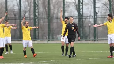 Amatör Ligi Maçında Hakem, Oyuncuların Protestosu Nedeniyle Maçı Tatil Etti