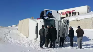 Adilcevaz'da Pvc Yüklü Tır Devrildi; 1 Ölü