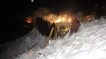 Hakkari'de Karla Mücadele Ekibinin Üzerine Çığ Düştü