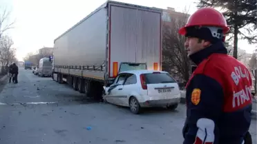 Park Halindeki Tır'a Çarpan Otomobilin Sürücüsü Öldü