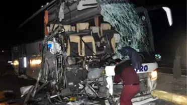 Yolcu Otobüsü, Kamyona Çarptı: 1 Ölü, 12 Yaralı