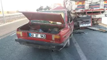 Kamyona Arkadan Çarpan Otomobildeki 4 Kişi Yaralandı